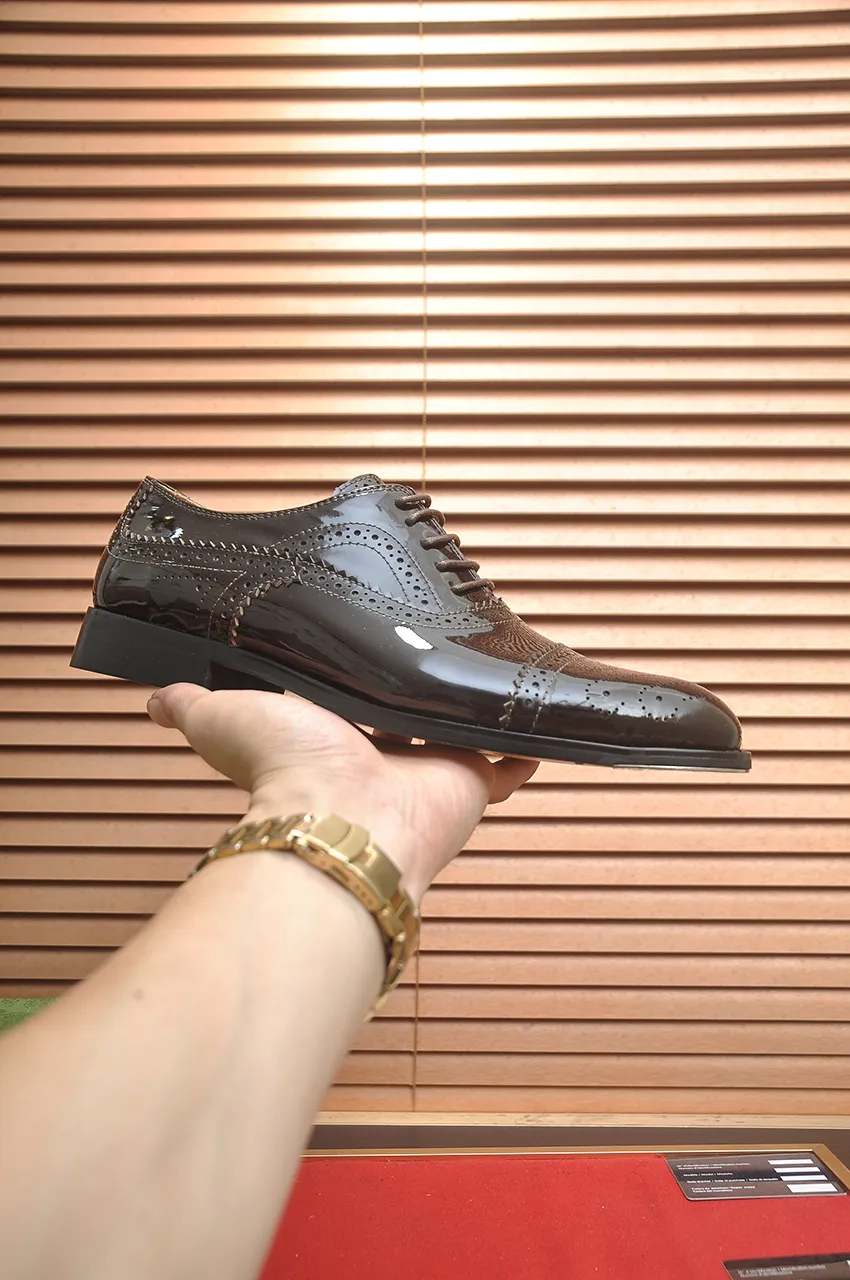 Men's shoes💰660💶 Brand: GUCCI (Gucci) Standard code: Men's code 39/44 (45/46 can be customized) Grade: Same as the official website Original quality Material: Original cowhide Water-dyed cowhide lining Original rubber outsole Style category: Men's fashionable casual leather shoes Distinguished big-name luxury elements top luxury Color: Actual picture